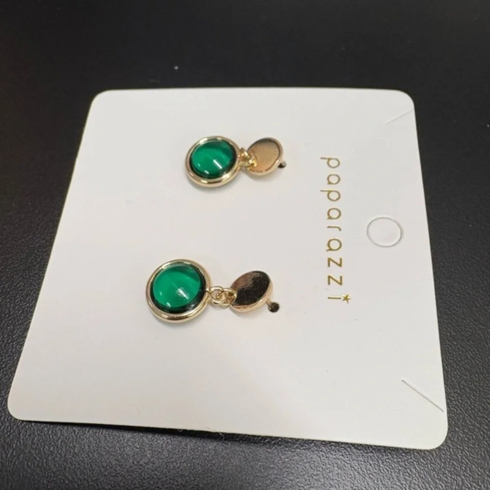 Vintage-Inspired Green Stone Dangle Earrings  Gold Trim Classic Elegant Look new